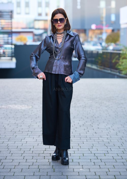 Elegancka bluzka koszulowa o dopasowanym, kobiecym kroju, wyraźnie modelującym talię. Wykonana z gładkiej, lejącej tkaniny o satynowym połysku