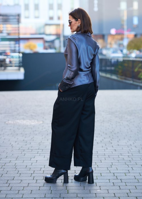 Elegancka bluzka koszulowa o dopasowanym, kobiecym kroju, wyraźnie modelującym talię. Wykonana z gładkiej, lejącej tkaniny o satynowym połysku