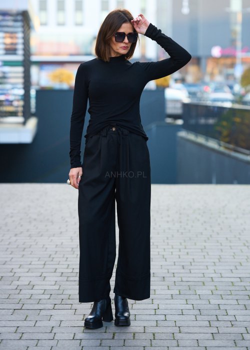 Minimalistyczna, dopasowana bluzka o czystej, nowoczesnej linii