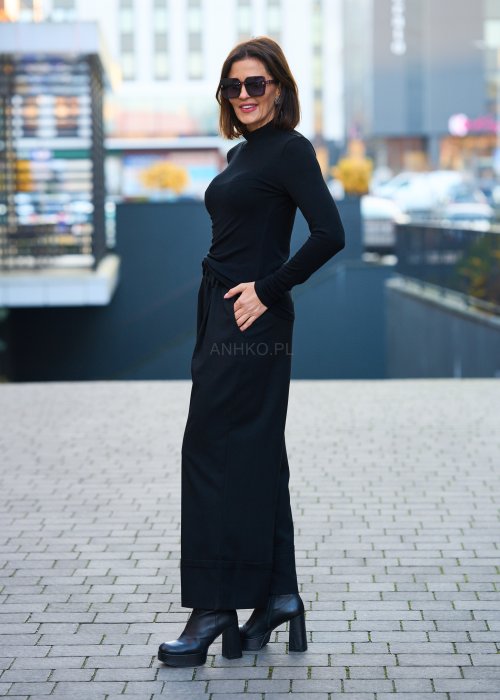 Minimalistyczna, dopasowana bluzka o czystej, nowoczesnej linii