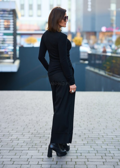 Minimalistyczna, dopasowana bluzka o czystej, nowoczesnej linii