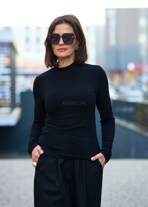 Minimalistyczna, dopasowana bluzka o czystej, nowoczesnej linii