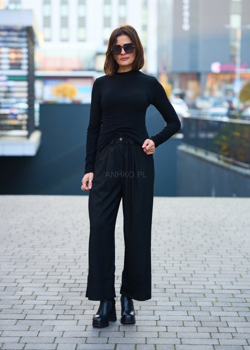 Minimalistyczna, dopasowana bluzka o czystej, nowoczesnej linii