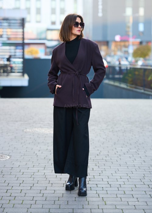 Nowoczesna, miękko układająca się marynarka o charakterze casual-elegant, balansująca między klasyczną formą a swobodą dzianinowego żakietu.