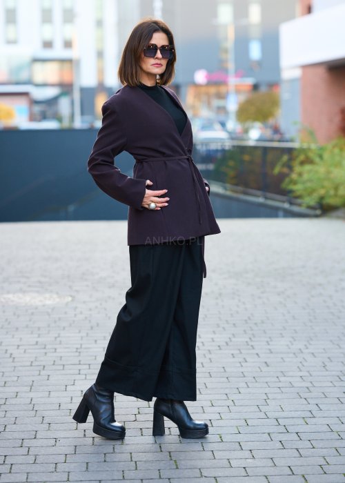 Nowoczesna, miękko układająca się marynarka o charakterze casual-elegant, balansująca między klasyczną formą a swobodą dzianinowego żakietu.