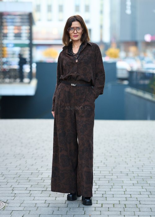 Brązowy komplet damski – koszulowa bluzka z długim rękawem oraz szerokie spodnie w roślinny wzór