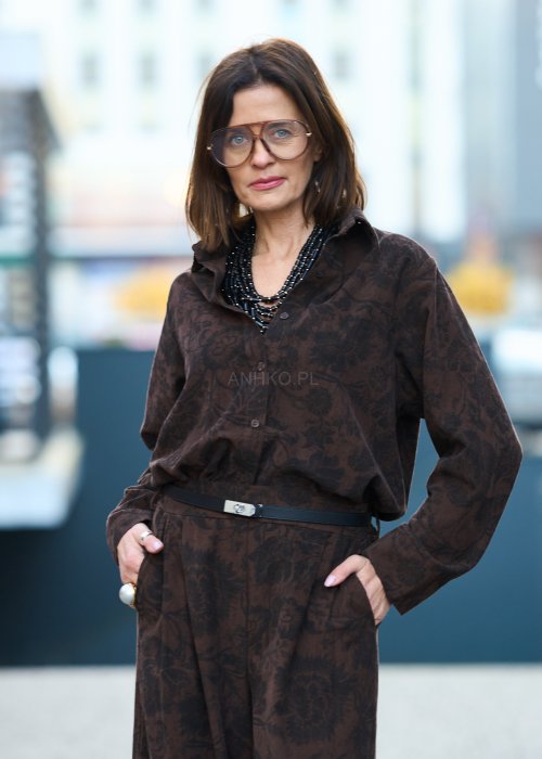 Brązowy komplet damski – koszulowa bluzka z długim rękawem oraz szerokie spodnie w roślinny wzór