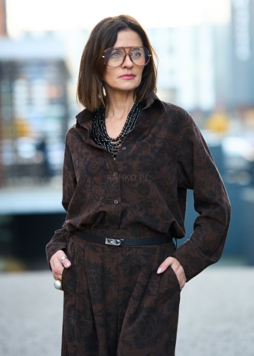 Brązowy komplet damski – koszulowa bluzka z długim rękawem oraz szerokie spodnie w roślinny wzór