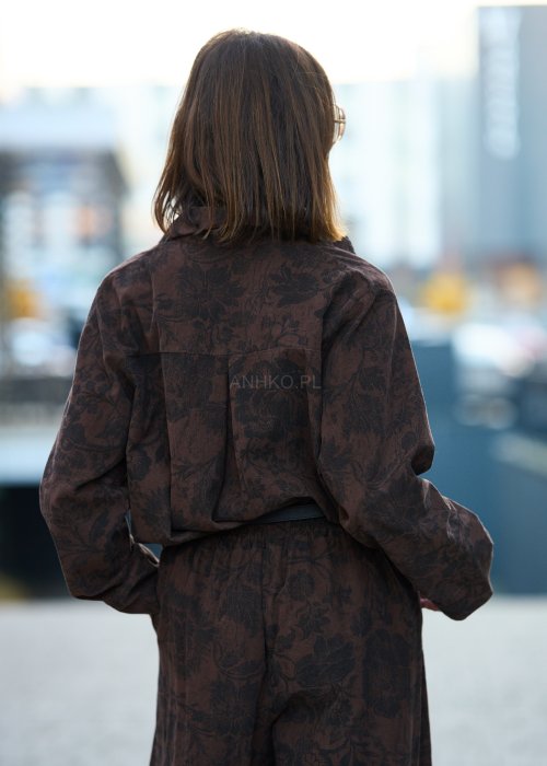 Brązowy komplet damski – koszulowa bluzka z długim rękawem oraz szerokie spodnie w roślinny wzór