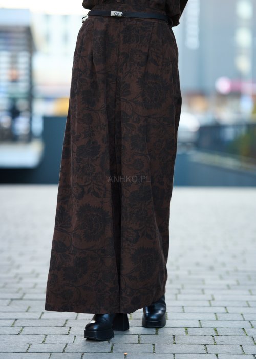 Brązowy komplet damski – koszulowa bluzka z długim rękawem oraz szerokie spodnie w roślinny wzór