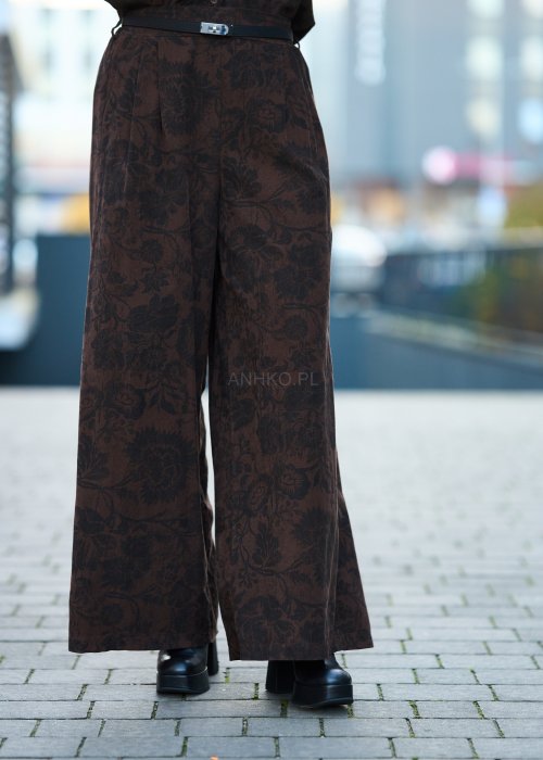 Brązowy komplet damski – koszulowa bluzka z długim rękawem oraz szerokie spodnie w roślinny wzór