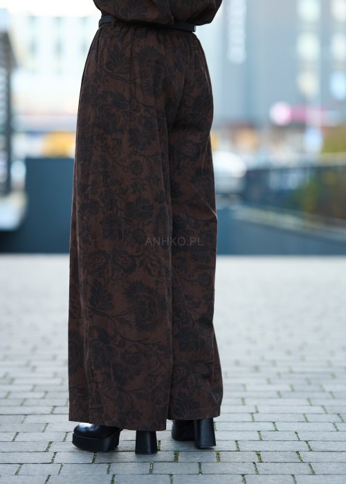 Brązowy komplet damski – koszulowa bluzka z długim rękawem oraz szerokie spodnie w roślinny wzór