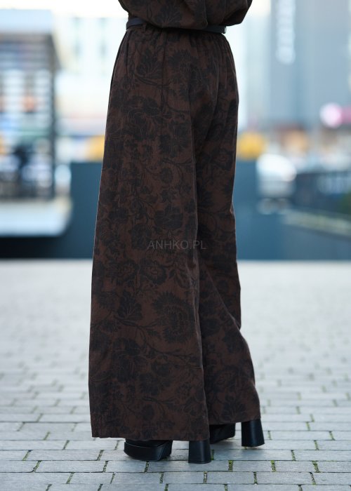 Brązowy komplet damski – koszulowa bluzka z długim rękawem oraz szerokie spodnie w roślinny wzór