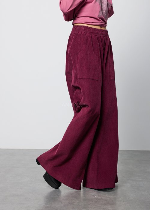 Bordowe, szerokie spodnie z miękkiego sztruksu z elastyczną talią i naszywanymi kieszeniami