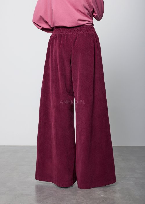 Bordowe, szerokie spodnie z miękkiego sztruksu z elastyczną talią i naszywanymi kieszeniami