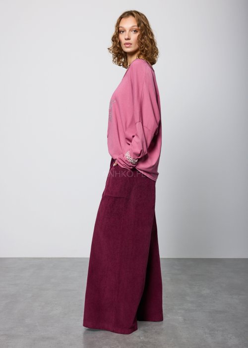 Bordowe, szerokie spodnie z miękkiego sztruksu z elastyczną talią i naszywanymi kieszeniami