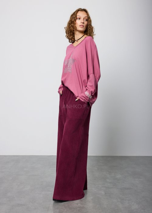 Luźna bluzka o swobodnym, lekko oversize’owym kroju, z miękko opadającą linią ramion.