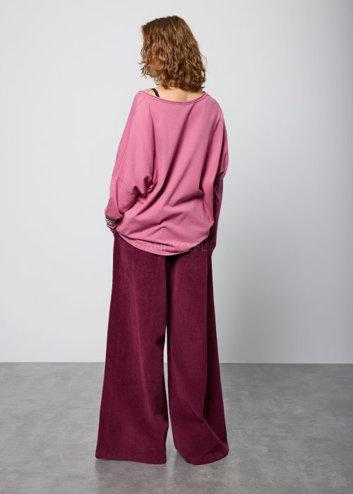 Luźna bluzka o swobodnym, lekko oversize’owym kroju, z miękko opadającą linią ramion.