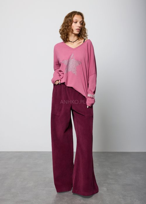 Luźna bluzka o swobodnym, lekko oversize’owym kroju, z miękko opadającą linią ramion.