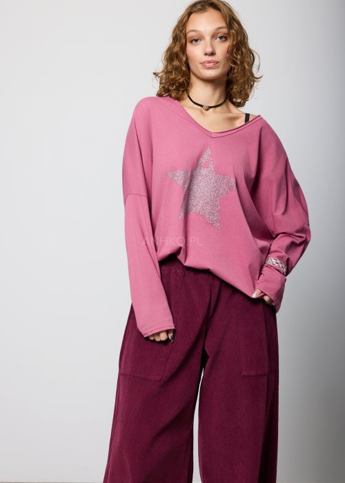 Luźna bluzka o swobodnym, lekko oversize’owym kroju, z miękko opadającą linią ramion.
