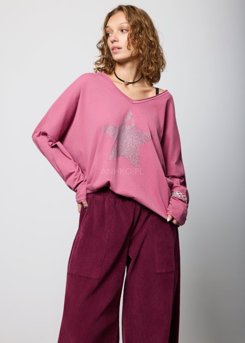 Luźna bluzka o swobodnym, lekko oversize’owym kroju, z miękko opadającą linią ramion.