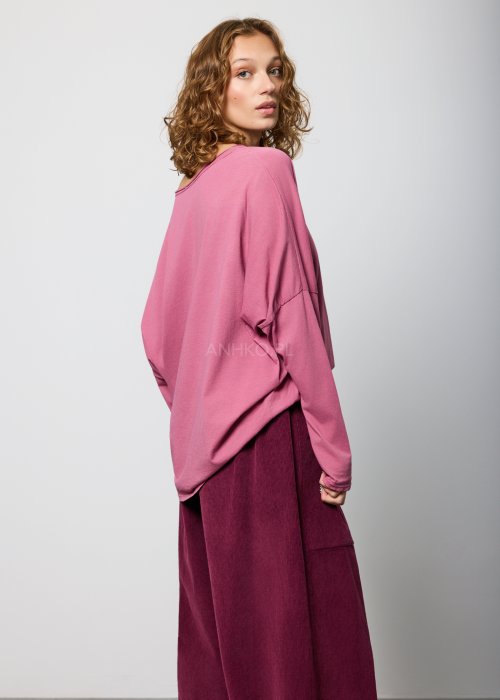 Luźna bluzka o swobodnym, lekko oversize’owym kroju, z miękko opadającą linią ramion.