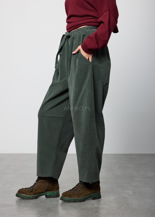 Ciemnozielone, luźne spodnie z miękkiej tkaniny z elastyczną talią i troczkiem, nogawki zwężane ku dołowi