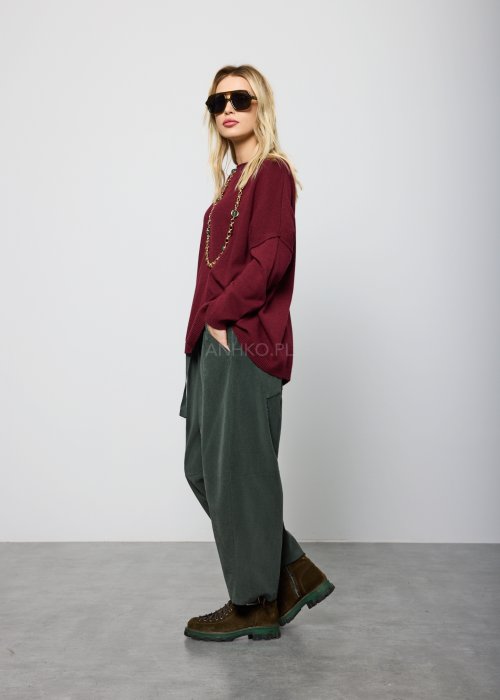 Luźny bordowy sweter z długim rękawem i obniżoną linią ramion