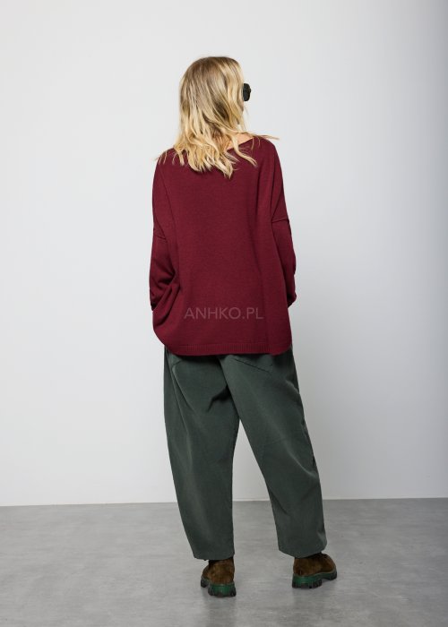 Luźny bordowy sweter z długim rękawem i obniżoną linią ramion