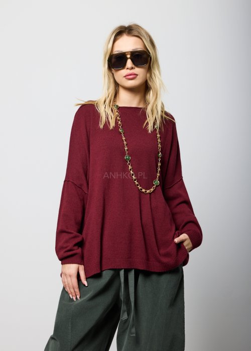 Luźny bordowy sweter z długim rękawem i obniżoną linią ramion