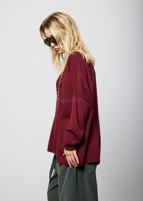 Luźny bordowy sweter z długim rękawem i obniżoną linią ramion