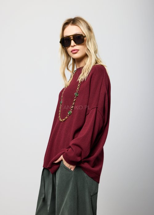 Luźny bordowy sweter z długim rękawem i obniżoną linią ramion