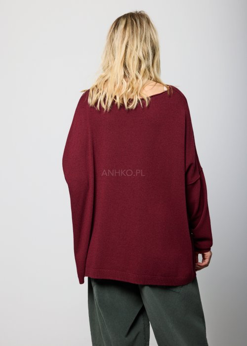 Luźny bordowy sweter z długim rękawem i obniżoną linią ramion