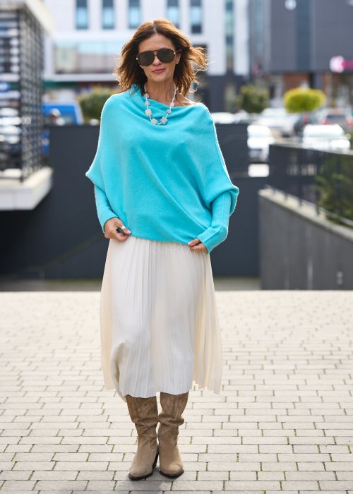 Turkusowy sweter z opadającym dekoltem
