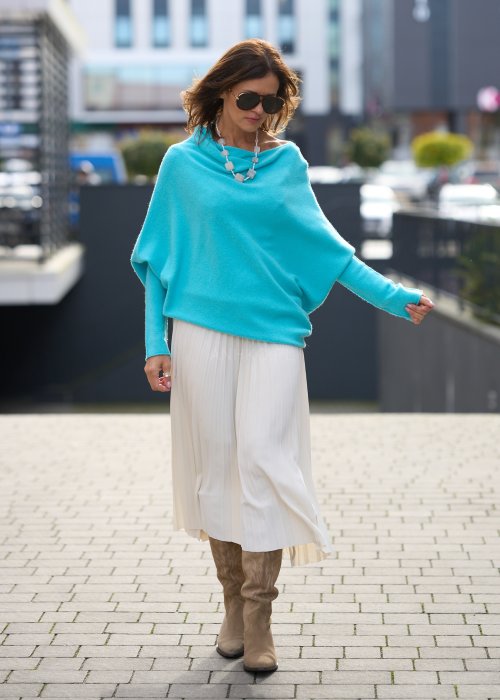 Turkusowy sweter z opadającym dekoltem