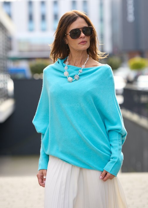 Turkusowy sweter z opadającym dekoltem