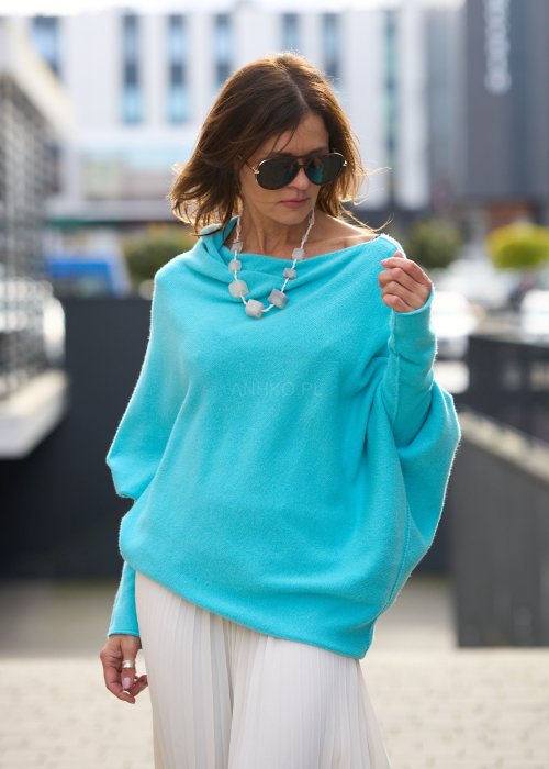 Turkusowy sweter z opadającym dekoltem
