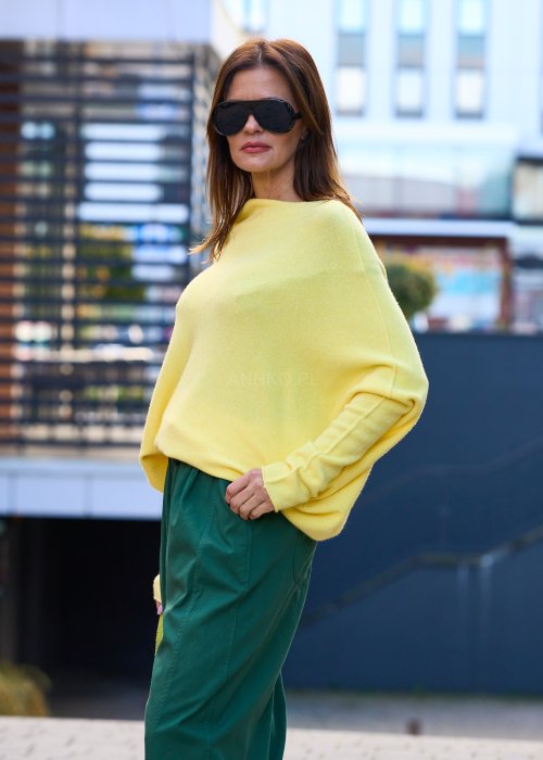 żółty sweter damski oversize z miękkiej dzianiny, z długim rękawem i opadającym ramieniem, styl casual