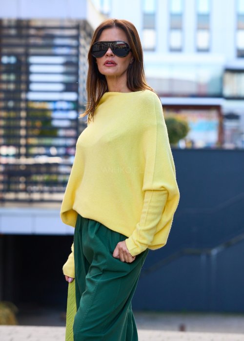 żółty sweter damski oversize z miękkiej dzianiny, z długim rękawem i opadającym ramieniem, styl casual
