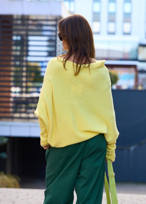 żółty sweter damski oversize z miękkiej dzianiny, z długim rękawem i opadającym ramieniem, styl casual