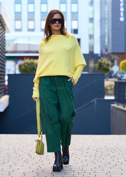 żółty sweter damski oversize z miękkiej dzianiny, z długim rękawem i opadającym ramieniem, styl casual