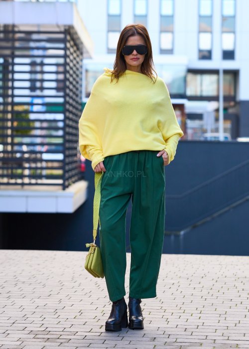 żółty sweter damski oversize z miękkiej dzianiny, z długim rękawem i opadającym ramieniem, styl casual