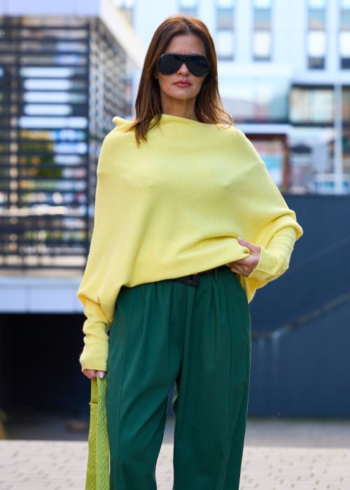 żółty sweter damski oversize z miękkiej dzianiny, z długim rękawem i opadającym ramieniem, styl casual