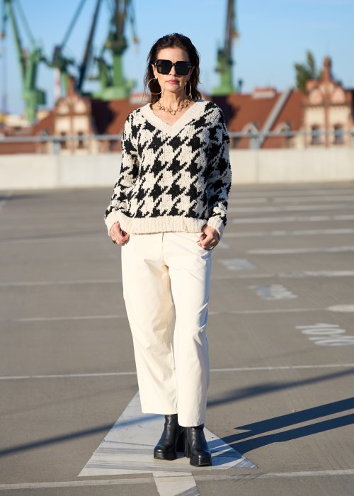 Beżowo-czarny sweter w duży wzór pepitki z miękkiej dzianiny o luźnym fasonie styl casual