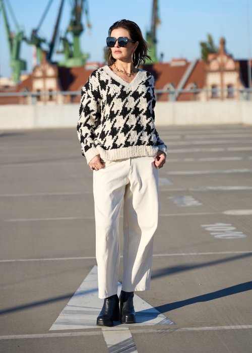 Beżowo-czarny sweter w duży wzór pepitki z miękkiej dzianiny o luźnym fasonie styl casual