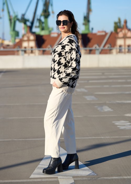 Beżowo-czarny sweter w duży wzór pepitki z miękkiej dzianiny o luźnym fasonie styl casual