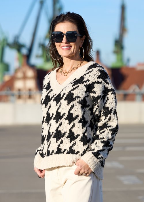 Beżowo-czarny sweter w duży wzór pepitki z miękkiej dzianiny o luźnym fasonie styl casual