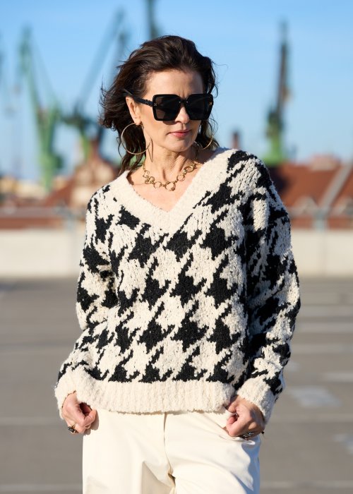 Beżowo-czarny sweter w duży wzór pepitki z miękkiej dzianiny o luźnym fasonie styl casual