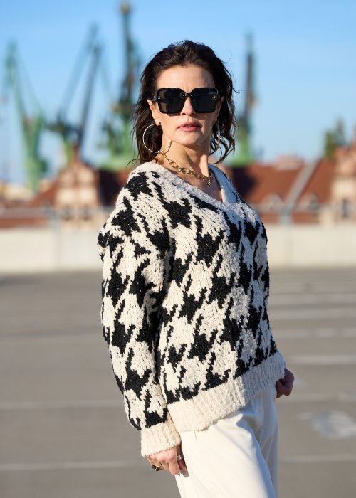 Beżowo-czarny sweter w duży wzór pepitki z miękkiej dzianiny o luźnym fasonie styl casual