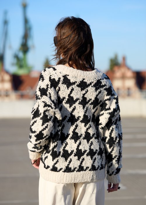 Beżowo-czarny sweter w duży wzór pepitki z miękkiej dzianiny o luźnym fasonie styl casual
